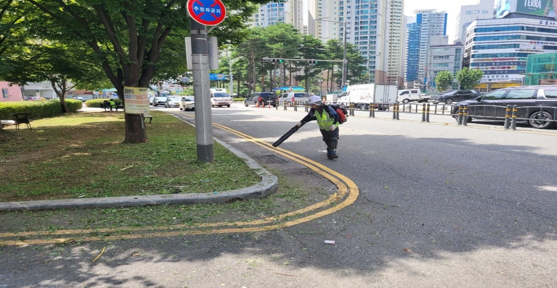 삼전교차로 부근 예초 및 제초 중