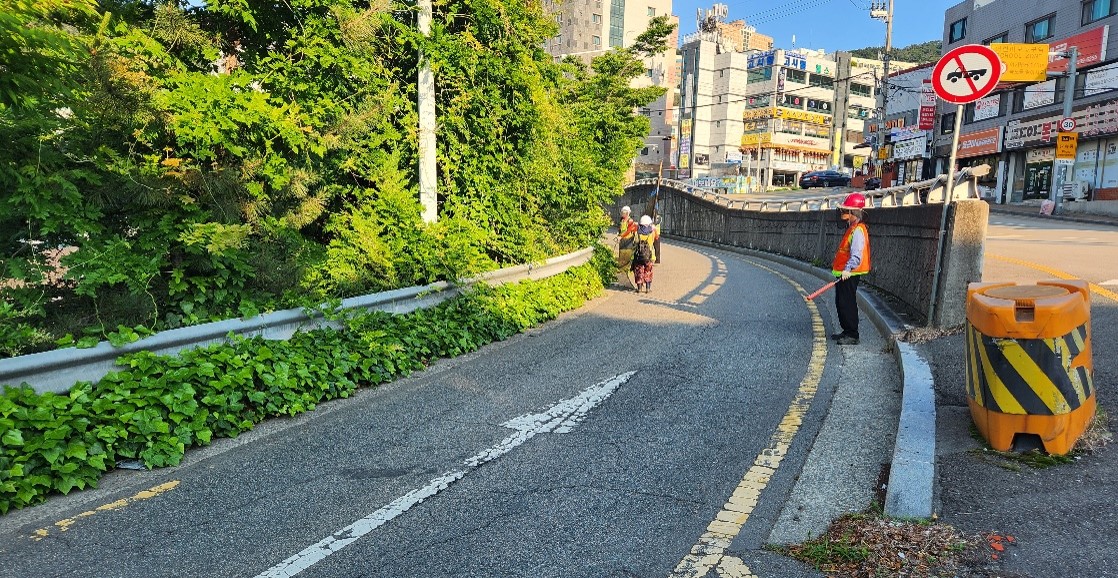 수정터널 예초 및 제초 중3