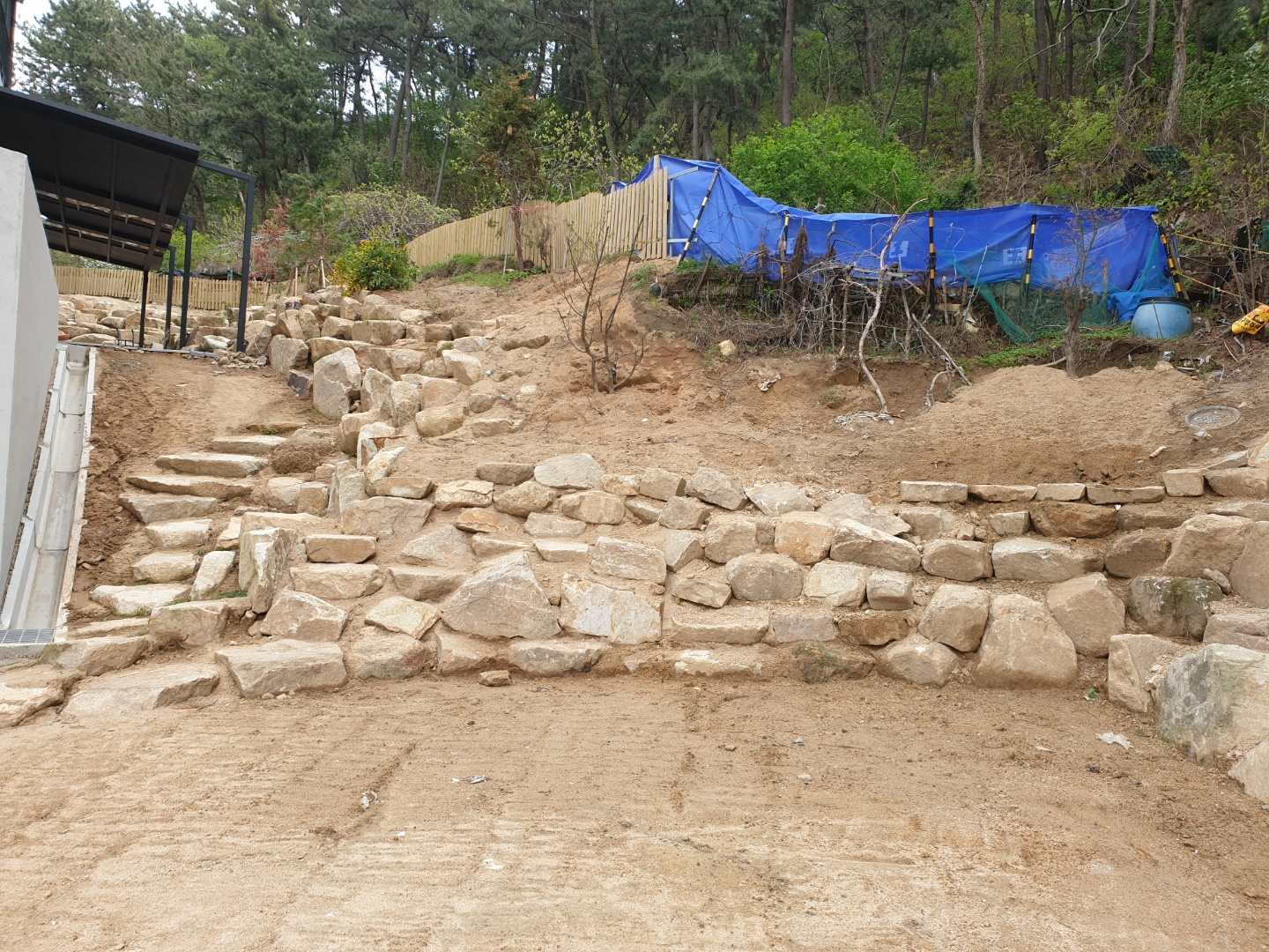 ​교회 주변 작업 중