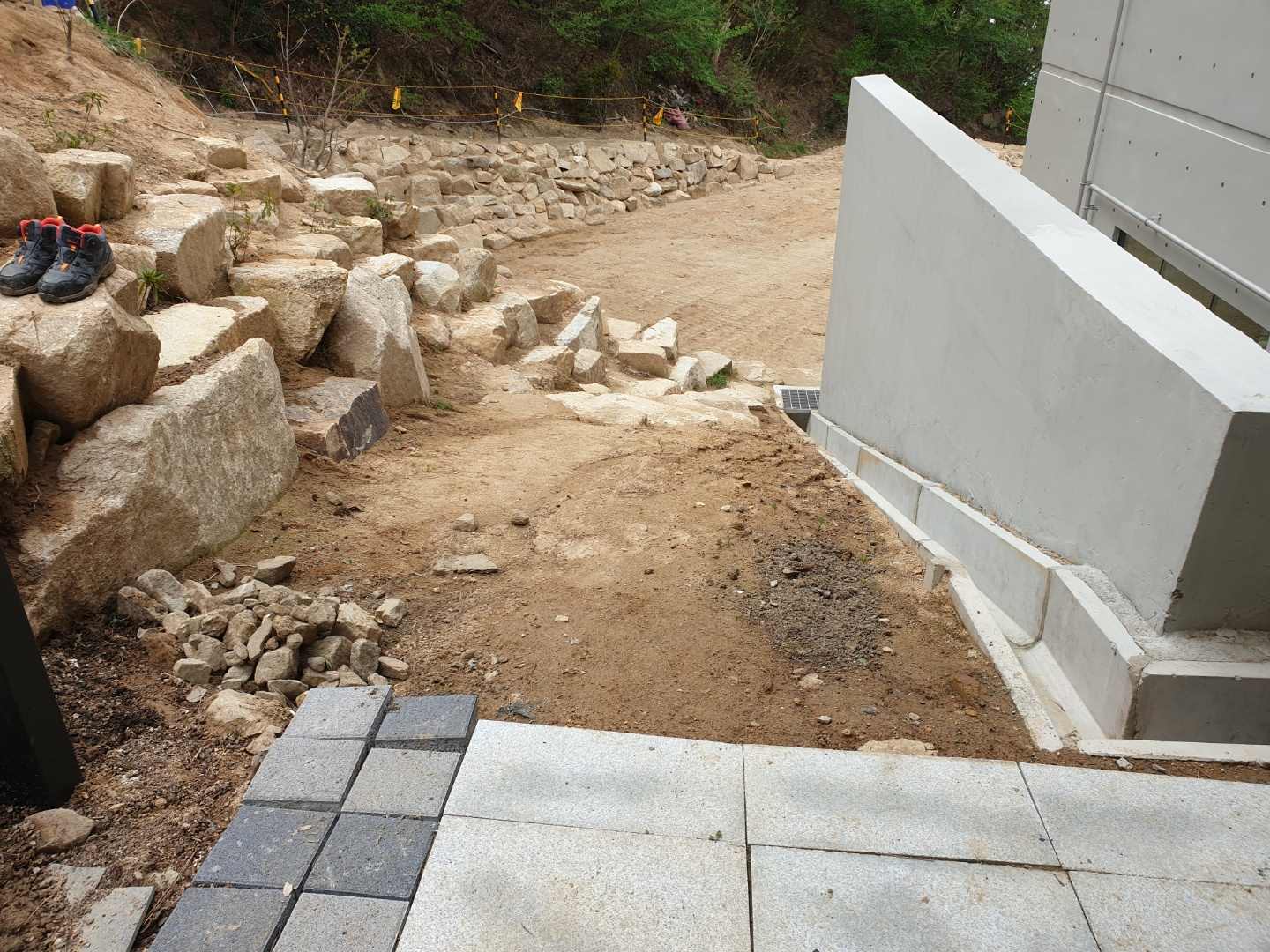 교회 주변 작업 중-1