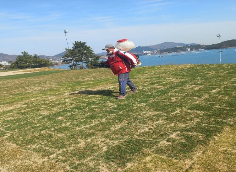 7. 잔디관리 비료 살포 및 재석작업4