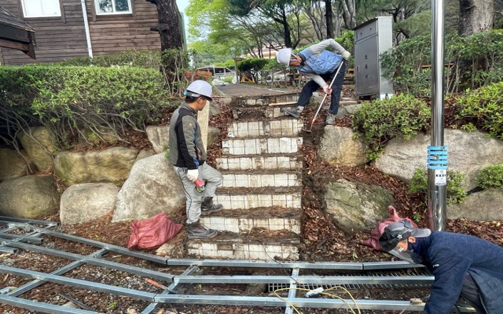 보행데크 작업 중
