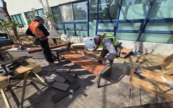 등벤치 설치 중